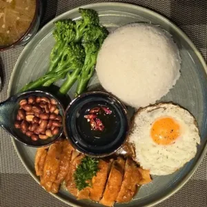 Cơm đùi gà nướng sốt đặc biệt