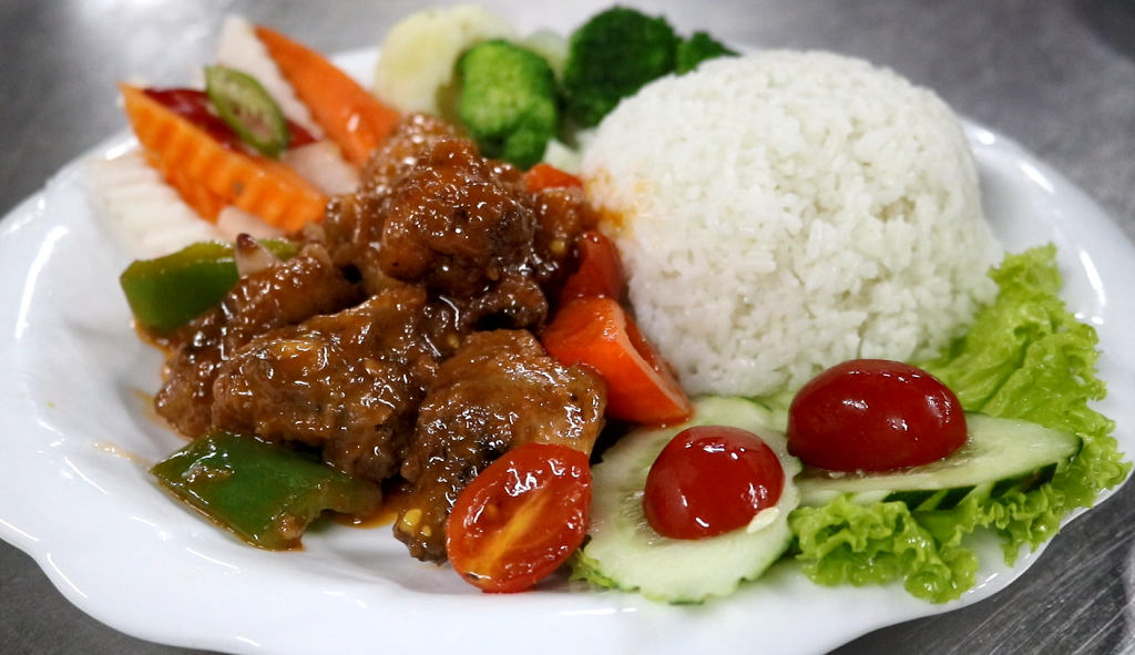 Cơm sườn sốt chua ngọt