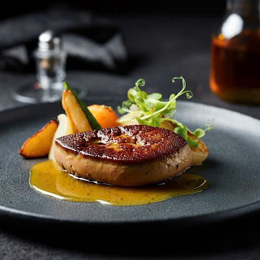 Gan ngỗng áp chảo sốt hoa quả (Pan-seared foie gras with fruit sauce)