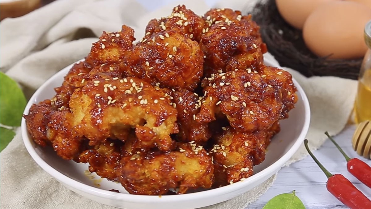 Gà chiên lắc phô mai (Fried chicken with cheese powder)