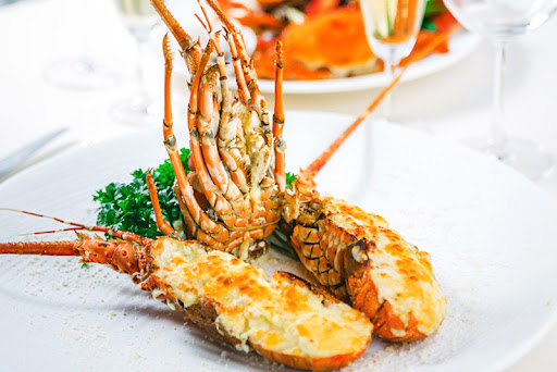 Hải sản bỏ lò ăn kèm bánh mì (Baked seafood with cheese)