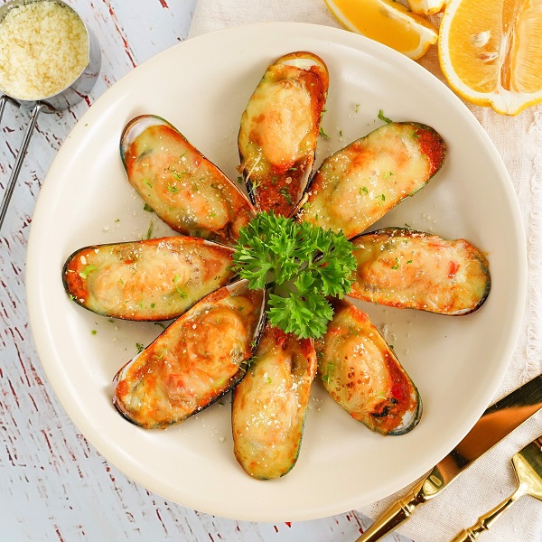 Vẹm xanh sốt phô mai cay (Mussel with spicy cheese)